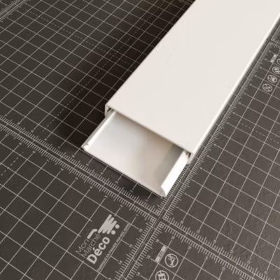 Goulotte TV Cache-Câble Adhésive Carrée PVC – L. 1,20 m – Blanc