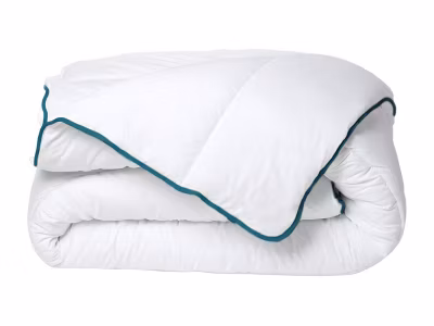 Couette chaude recyclée de DREAMEA en microfibre – 200 x 200 cm – 350 gr/ m² – Biais bleu – ROSA